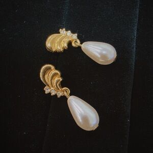 Vintage Elegant Gold and Pearl Drop Earrings #Amimi